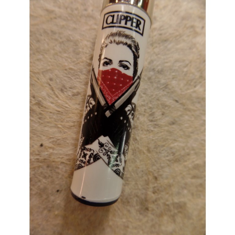 Briquet femme au foulard rouge