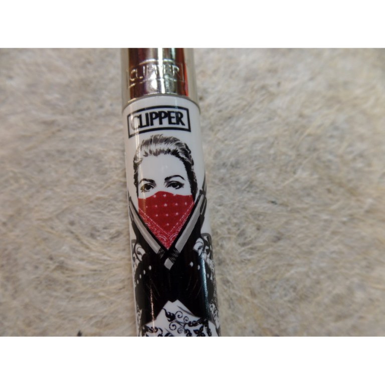 Briquet femme au foulard rouge