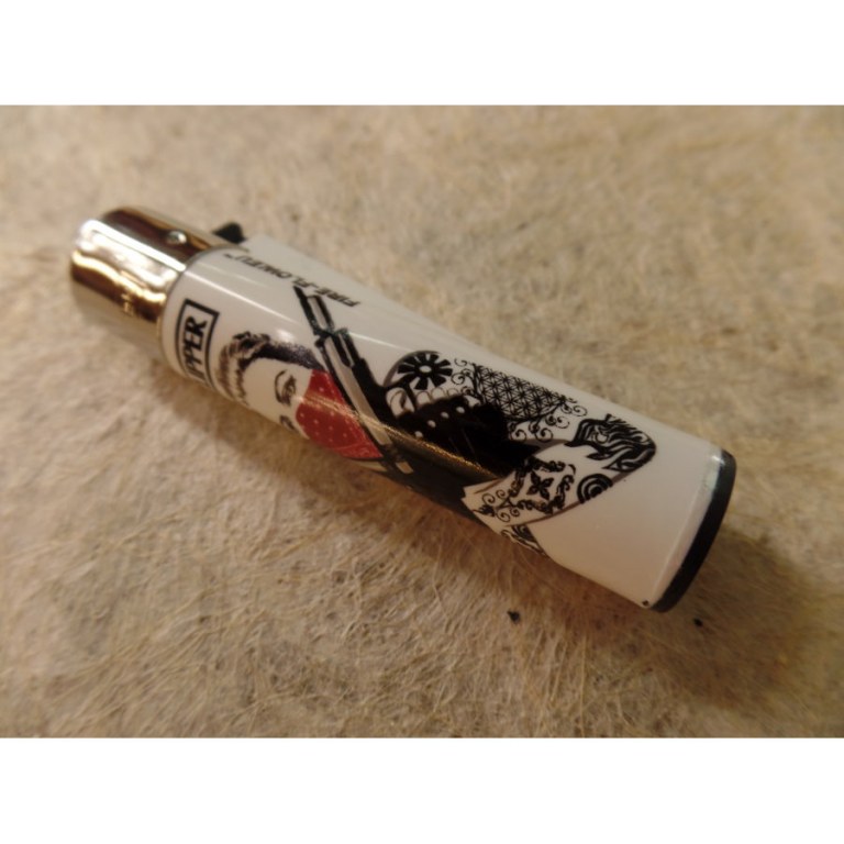 Briquet femme au foulard rouge