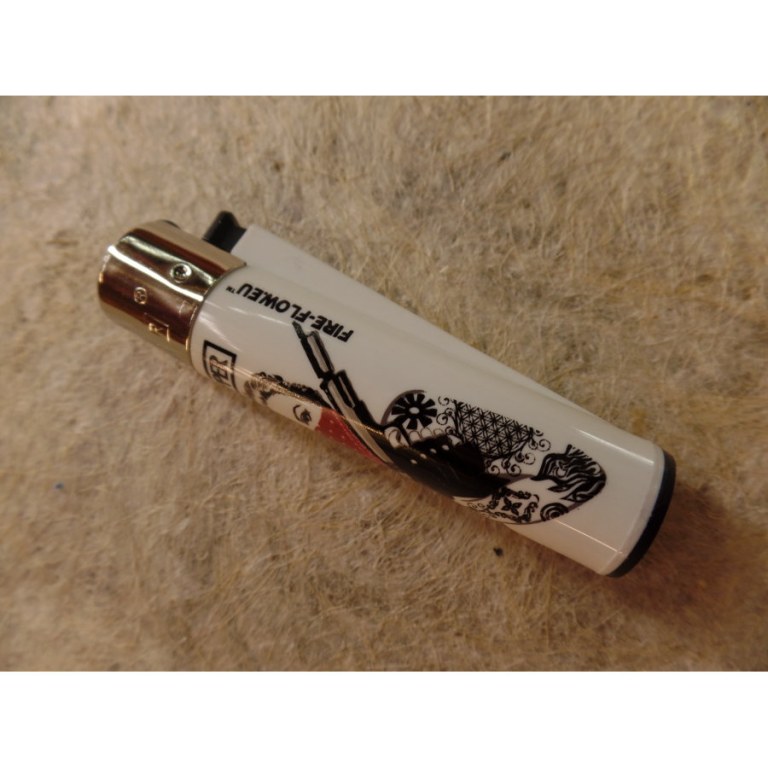 Briquet femme au foulard rouge