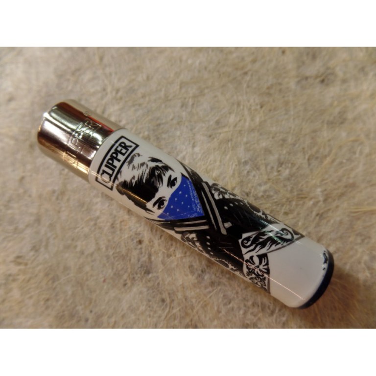 Briquet femme au foulard bleu