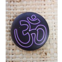 Badge Aum mauve sur fond noir