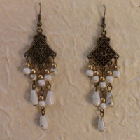 Boucles d'oreilles charme blanches