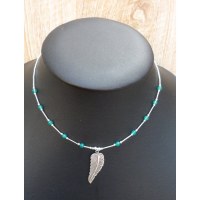 Collier plume et perles vert mousse