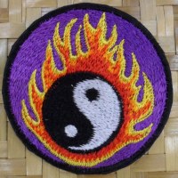 Patch yin yang flamme fond mauve