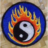 Patch yin yang flamme fond bleu