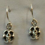 Boucles d'oreilles pendantes petites têtes de mort 