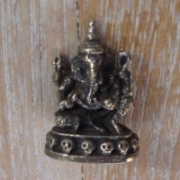 Miniature Ganesh sur socle crâne gris métal