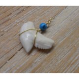 Pendentif dent de requin tigre 1 perle turquoise