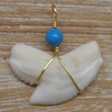 Pendentif dent de requin tigre 2 perle turquoise