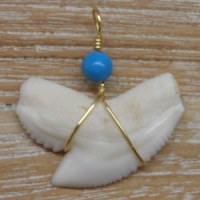 Pendentif dent de requin tigre 2 perle turquoise