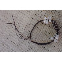 Bracelet  marron foncé perles blanches