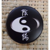Badge noir Yin Yang ovale 