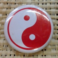 Badge Yin Yang  blanc rouge
