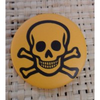 Badge tête de mort souriante jaune foncé