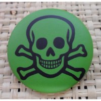 Badge tête de mort souriante verte