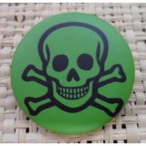 Badge tête de mort souriante verte