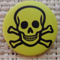 Badge tête de mort souriante jaune 