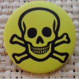 Badge tête de mort souriante jaune 