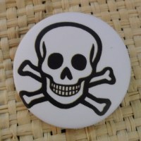 Badge tête de mort souriante white