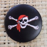 Badge tête de mort noir & blanc bandeau rouge