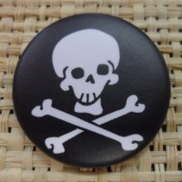 Badge 5 tête de mort noir & blanc