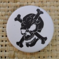Badge 4 tête de mort  noire/blanc