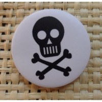 Badge 5 tête de mort noire/blanc