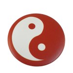 Badge Yin Yang Rouge et blanc fond rouge