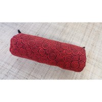 Trousse rouge motifs spires