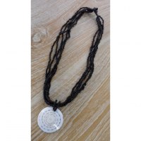 Collier noir coquillage blanc