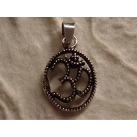 Pendentif ovale Om