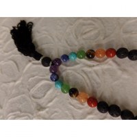 Collier perles de lave et perles 7 chakras X 4 fil noir