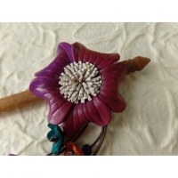 Pic cheveux pâquerette cuir fleur pourpre
