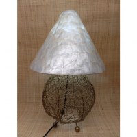 Lampe pied métal chapeau conique en nacre