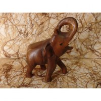 Eléphant trompe enroulée sculpté en bois