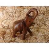 Eléphant trompe enroulée sculpté en bois