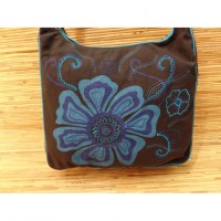 Besace noire fleur bleue