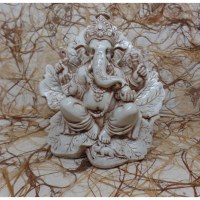 Ganesh abhayamudrâ sur son trône 
