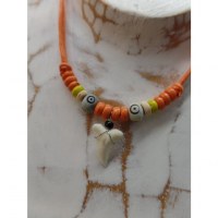 Collier orange dent de requin blanc 