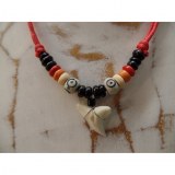 Collier rouge dent de requin blanc 