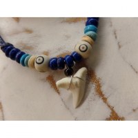 Collier bleu foncé dent de requin blanc 