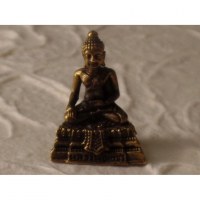 Bouddha bhumisparsa sur son trône