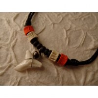 Collier Taapuna dent de requin blanc 4 perles os blanc/orange