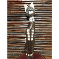 Chat en bois marron foncé yeux noirs