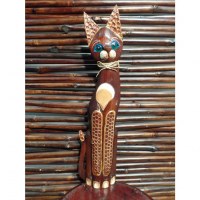 Chat en bois marron yeux verts