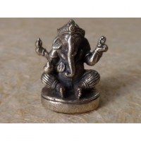 Ganesh gris assis sur son trône