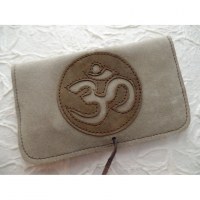 Blague à tabac croûte de cuir beige écusson Aum marron clair