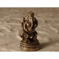 Ganesh jambe droite repliée gris