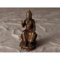 Bouddha assis abhayamudrâ 